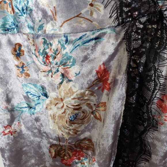 Lace and Velvet Wrap dress - Picture 6 of 8